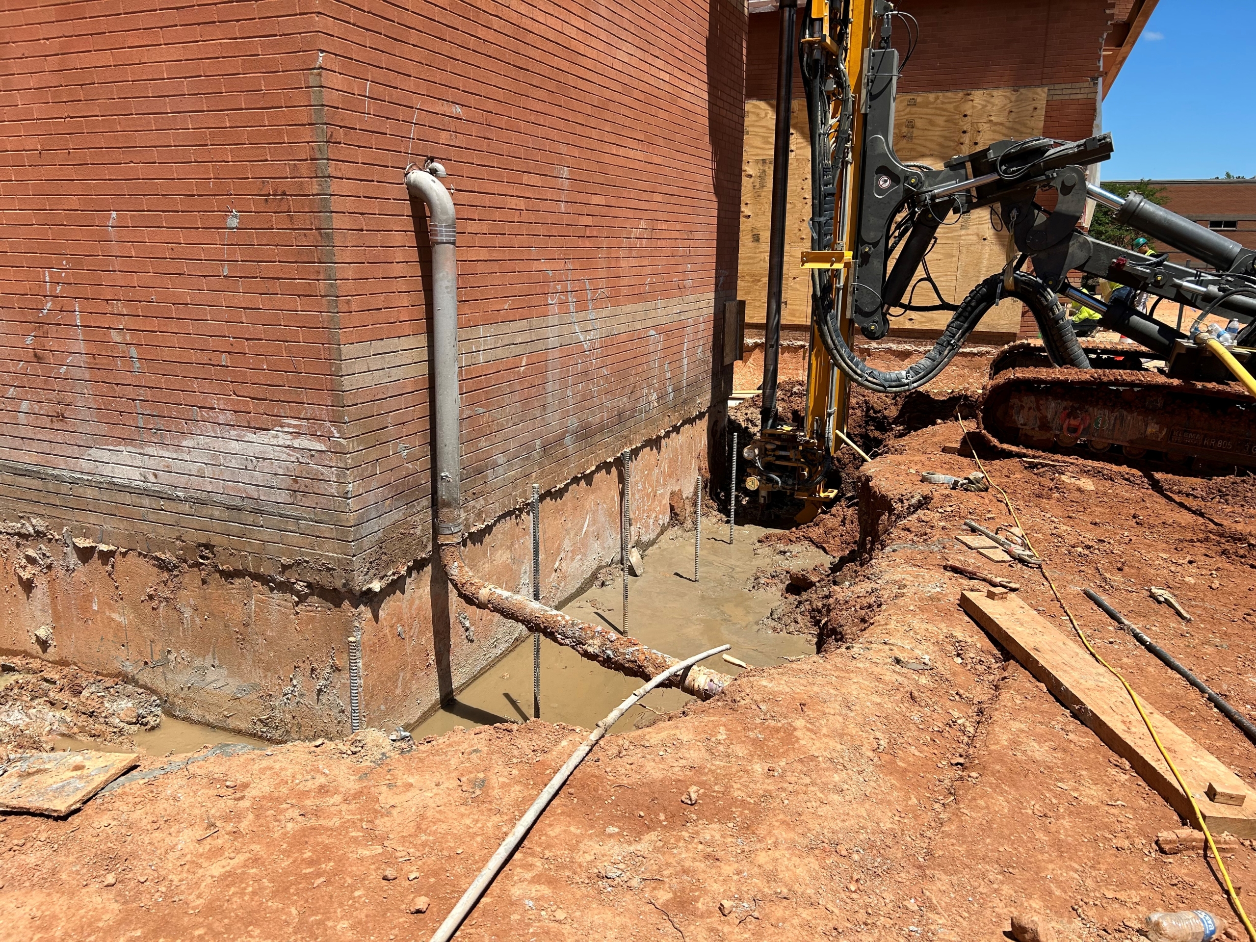 Schnabel drilling micropiles to underpin existing hospital building